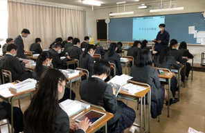 新入生にiPadを配布しました。