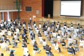 仏誕会・学級懇談会が行われました。