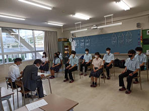 3 年生  面接指導と学校別進路ガイダンスを実施