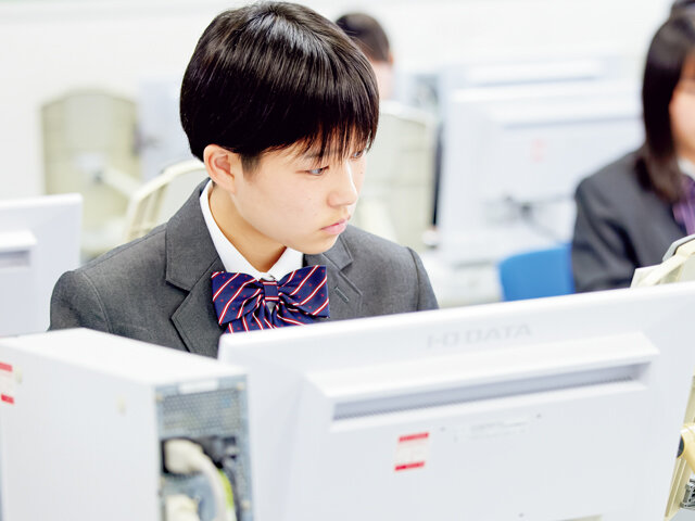 POINT2：普通教科+商業科目を学ぶことで就職や進学を実現