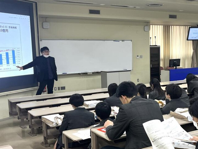 POINT3：キャリア教育などで大学や専門学校と連携