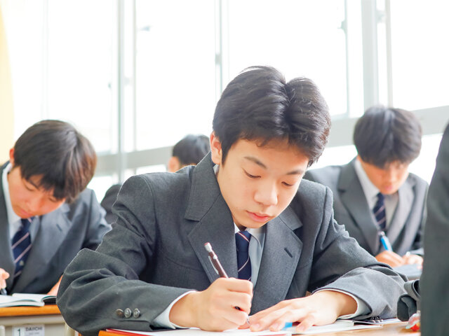 POINT2：大学、短大、専門学校への進学に完全対応